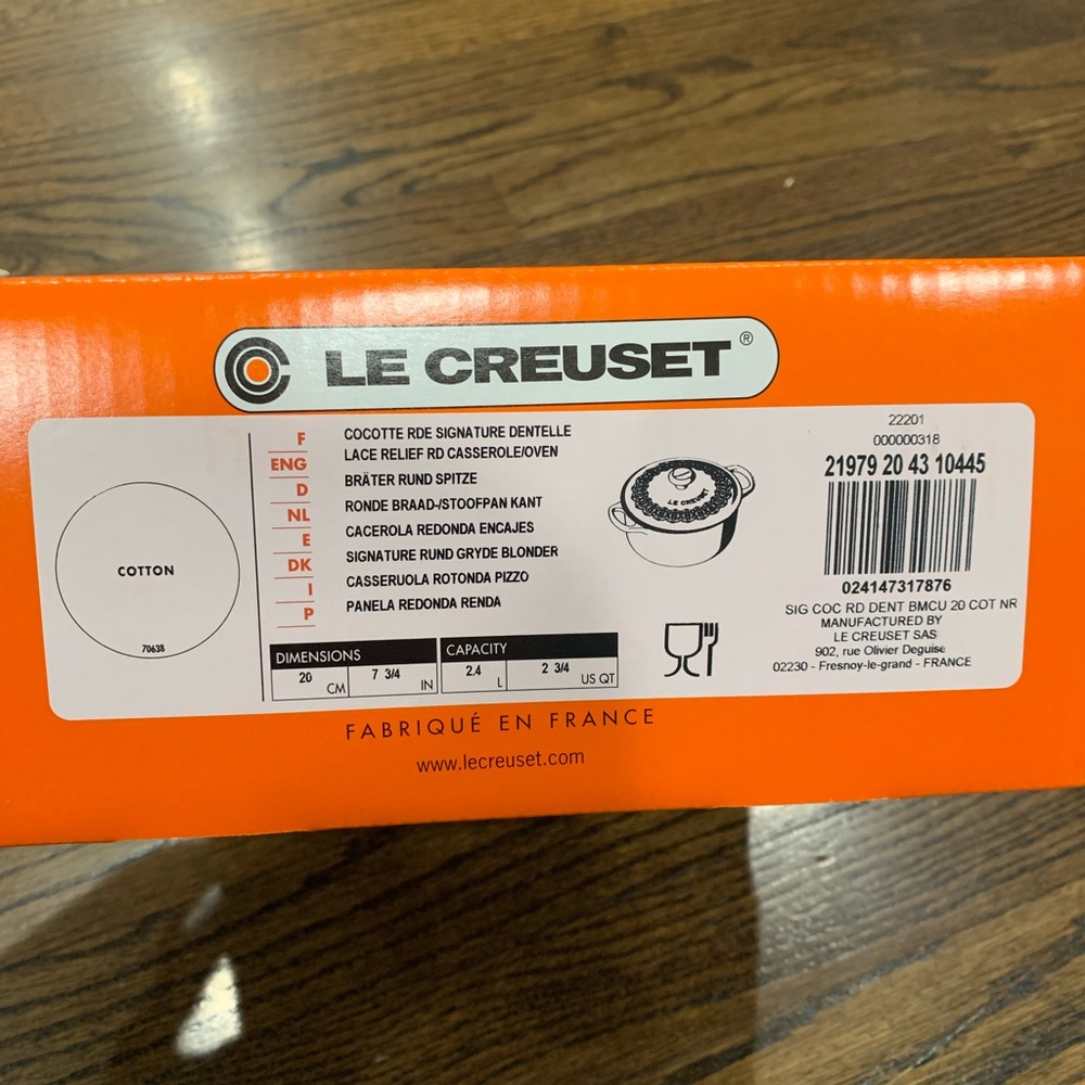 New Le Creuset Lace Relief Cotton Round French Oven 20cm - Picture 8 of 8